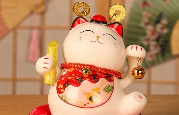 Mèo thần tài để trên bàn thờ ông địa thu hút tài lộc cho gia chủ