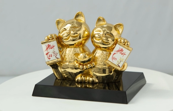 Mèo thần tài mạ vàng biểu tượng sang trọng, tượng trưng cho giàu có
