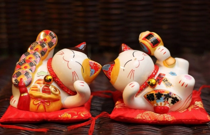 Mèo thần tài vẫy tay thu hút vận may, giúp công việc thuận lợi