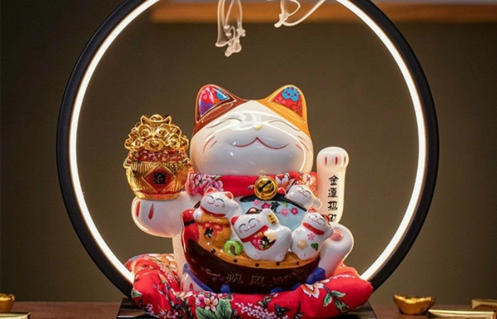 Con mèo thần tài vẫy tay được nhiều người ưa chuộng để kinh doanh