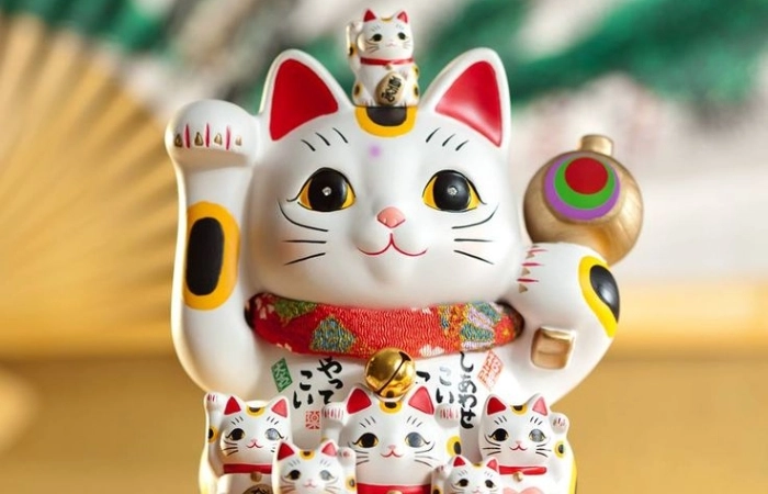 Con mèo vẫy tay mang ý nghĩa mời gọi may mắn, thịnh vượng