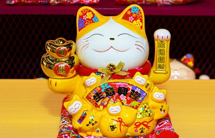 Mèo thần tài vẫy tay trái mang ý nghĩa thu hút khách hàng