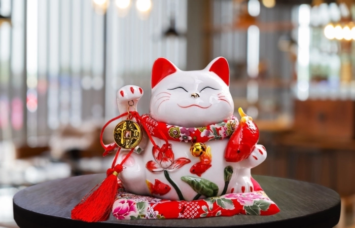 Mèo thần tài vẫy tay phải giúp gia chủ gặp nhiều may mắn