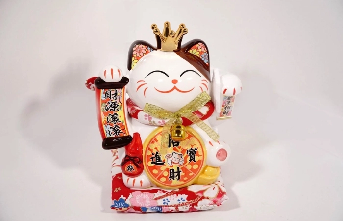 Mèo thần tài tiếng Anh còn gọi là Maneki Neko, biểu tượng may mắn
