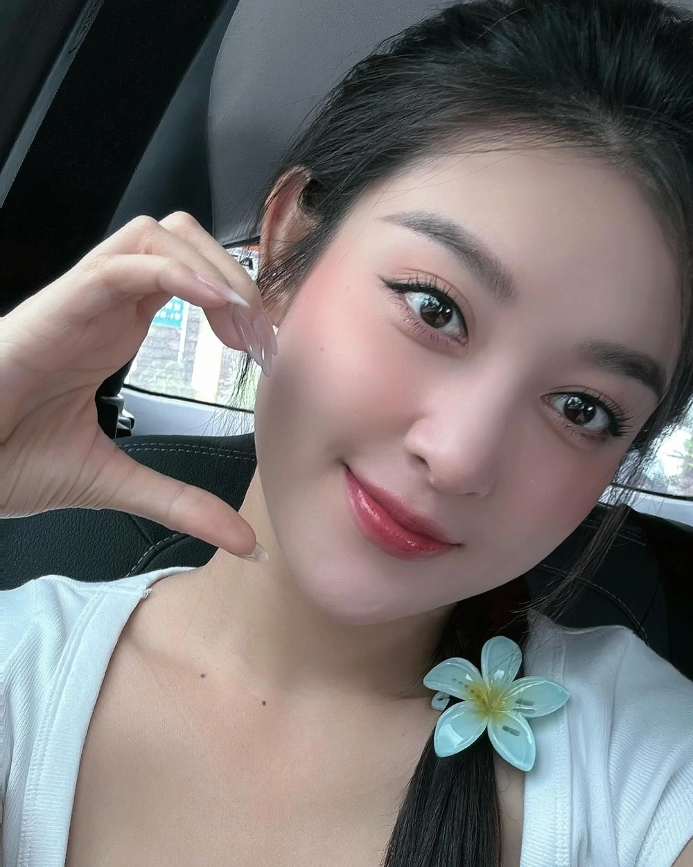 Phong cách thời trang ấn tượng với Huyền My nail