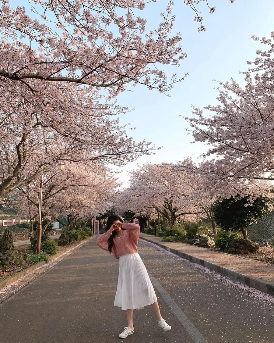Hình ảnh gái đẹp tóc dài che mặt nhẹ nhàng và lôi cuốn khó cưỡng