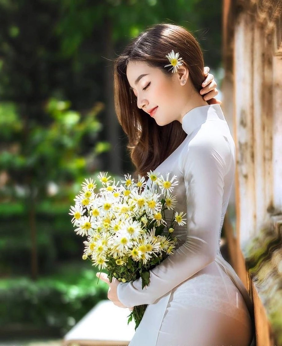 Gái xinh mặc áo dài khoe mông khéo léo quyến rũ đầy cuốn hút