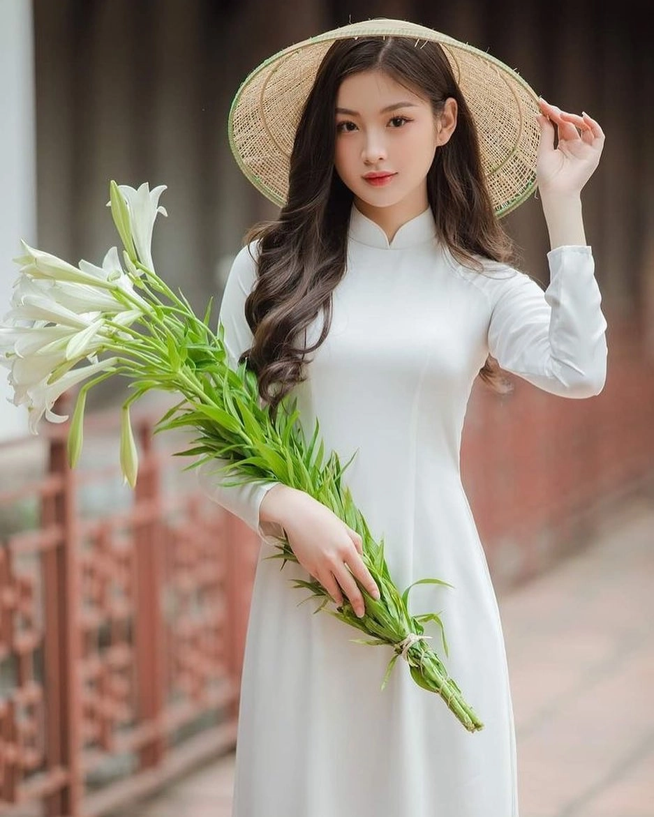 Gái xinh mặc áo dài khoe dáng ngọc quyến rũ làm ai cũng say đắm