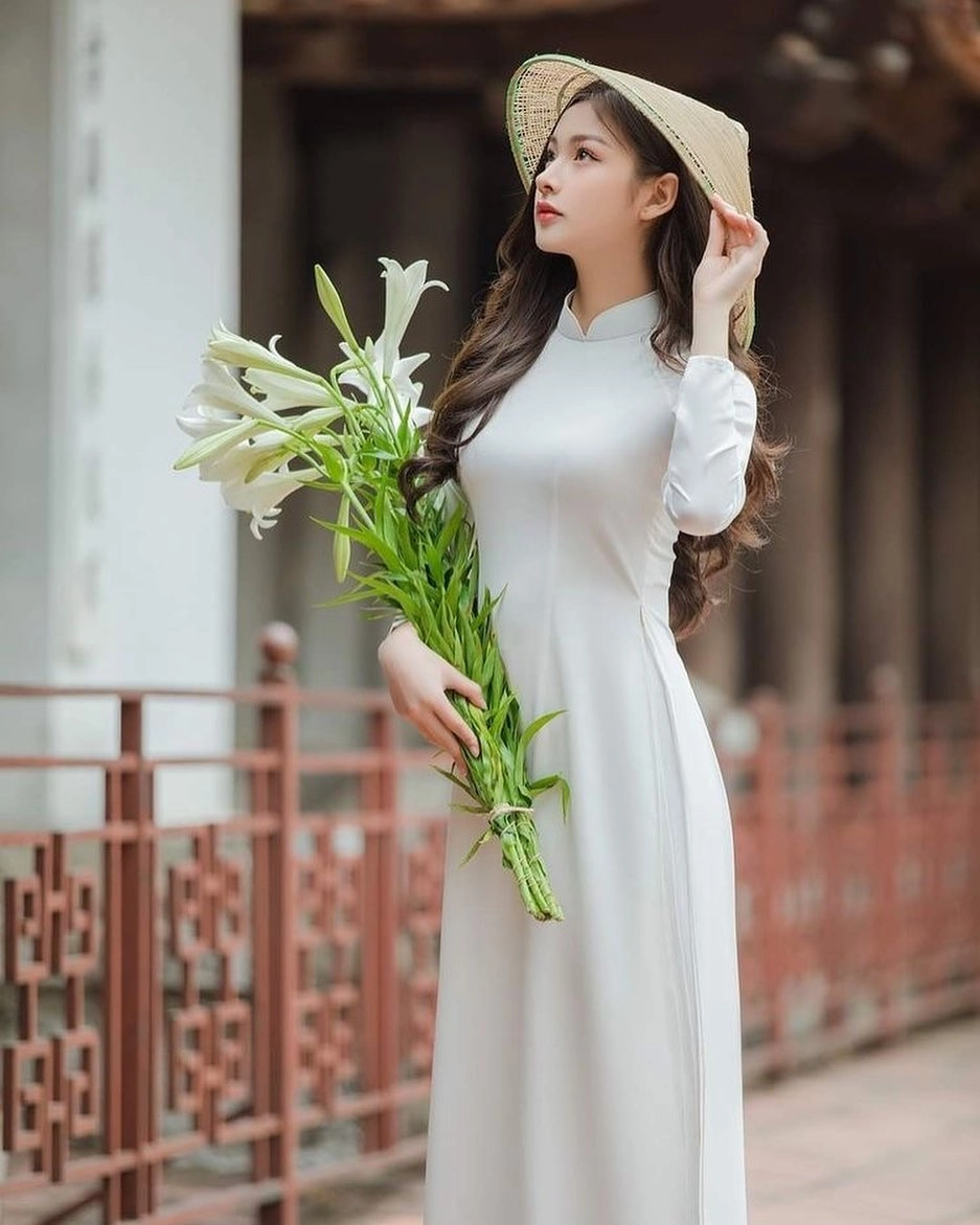 Gái mặc áo dài duyên dáng dịu dàng tôn lên nét đẹp Việt