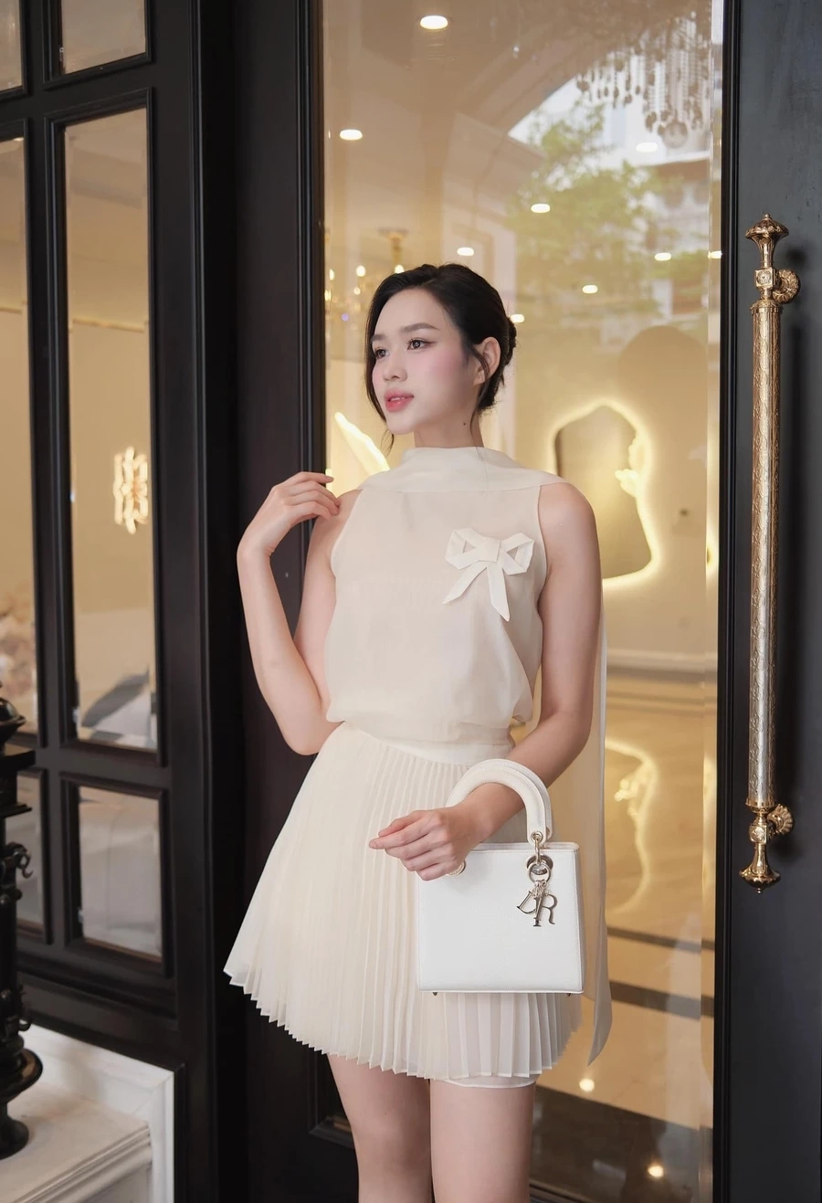 Hình hoa hậu Đỗ Thị Hà khoe vẻ đẹp dịu dàng cùng nụ cười rạng rỡ