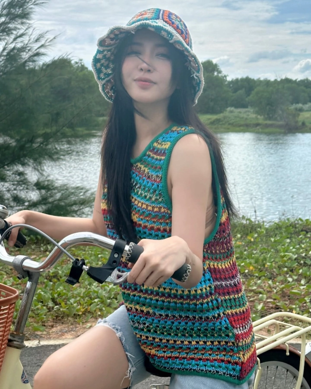 Ngắm hình ảnh cực chất khi Nghe Bích Phương Bùa yêu hot nhất hiện nay