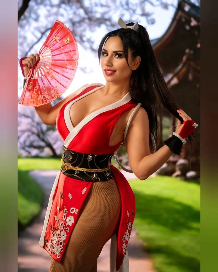 Cosplay Boa One Piece thần thái sắc sảo như bước ra từ truyện