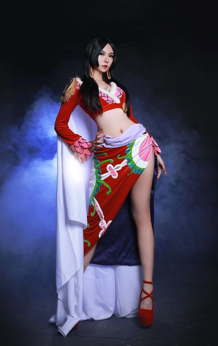 Cosplay Hancock sexy khi nhan sắc nữ hoàng hải tặc tỏa sáng