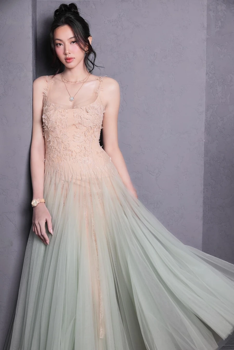 Hoa hậu Miss Grand 2021 Nguyễn Thúc Thùy Tiên tự tin trả lời phỏng vấn quốc tế