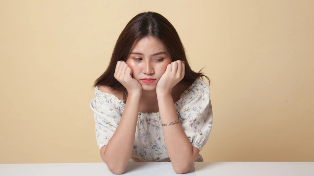 Hình hoạt hình cô gái buồn ngộ nghĩnh nhưng vẫn gợi nỗi buồn man mác