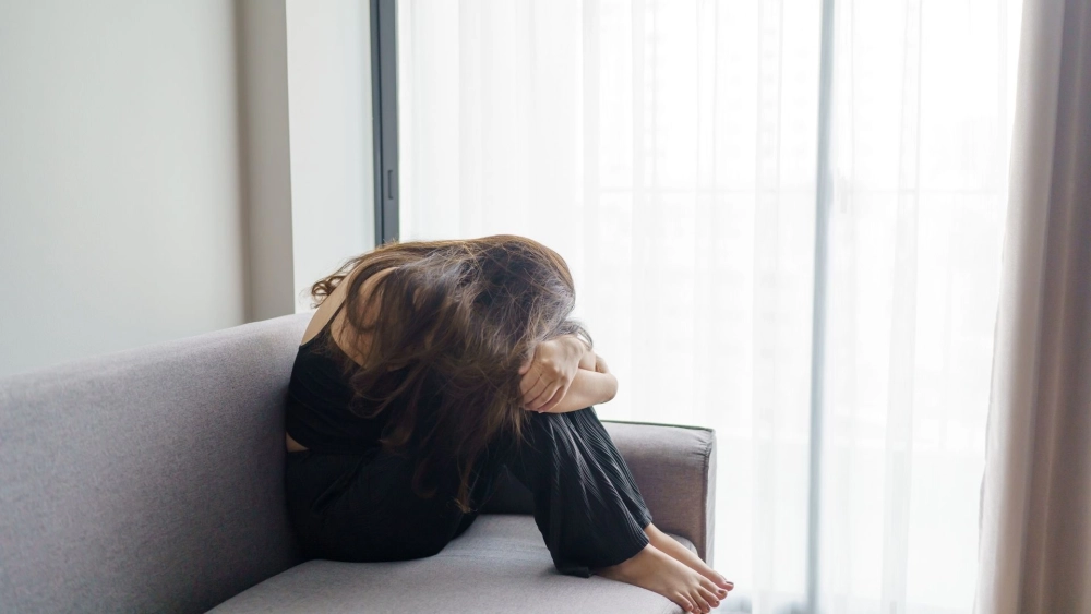 Hình ảnh cô gái buồn cô đơn ghi lại nỗi niềm thầm lặng và sâu sắc