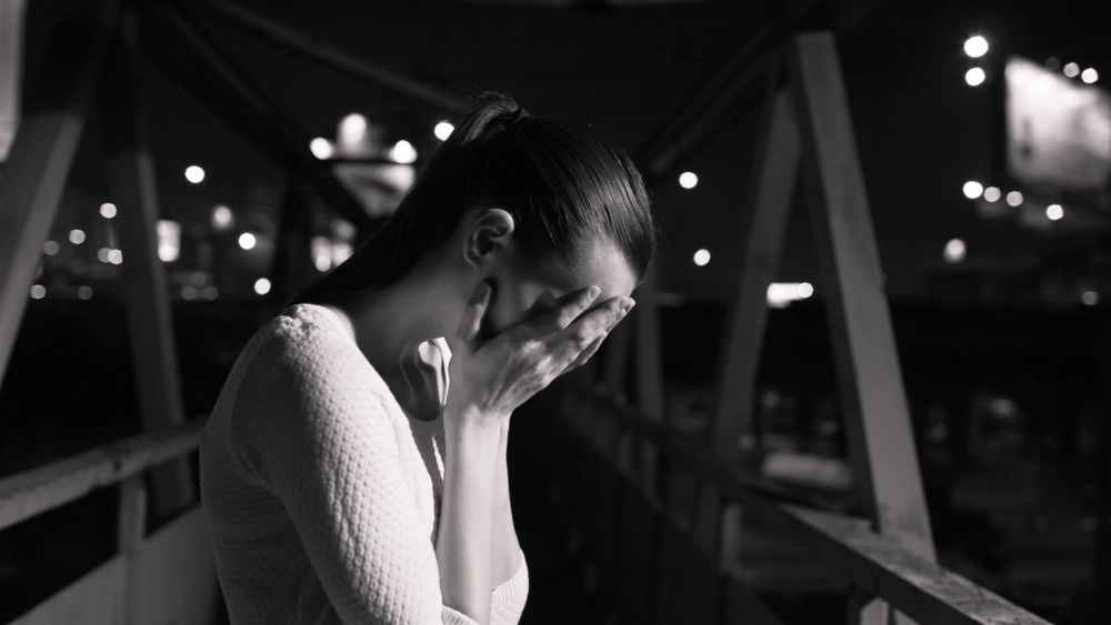Hinh gai buon truyền tải nỗi niềm thầm kín qua ánh mắt sâu xa