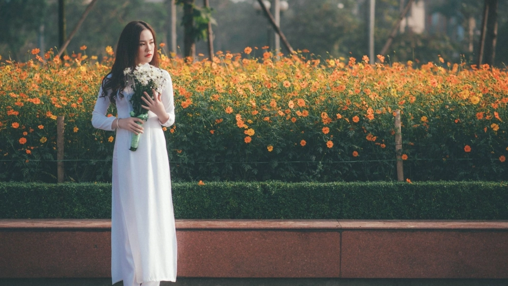 Hinh nen co gai buon tinh tế tạo không gian trầm lặng và yên tĩnh