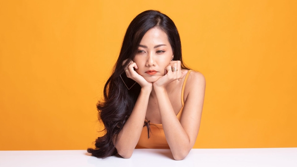 Hình buồn con gái lặng lẽ mang theo tâm sự chưa thốt nên lời