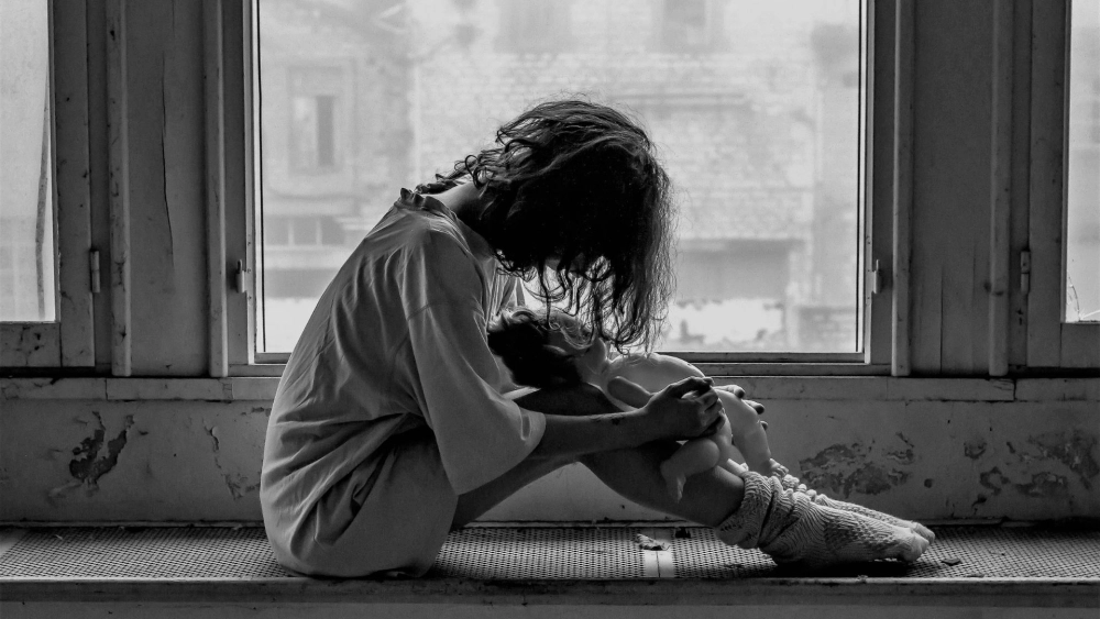 Hình tâm trạng buồn con gái truyền tải cảm xúc dịu nhẹ và sâu xa