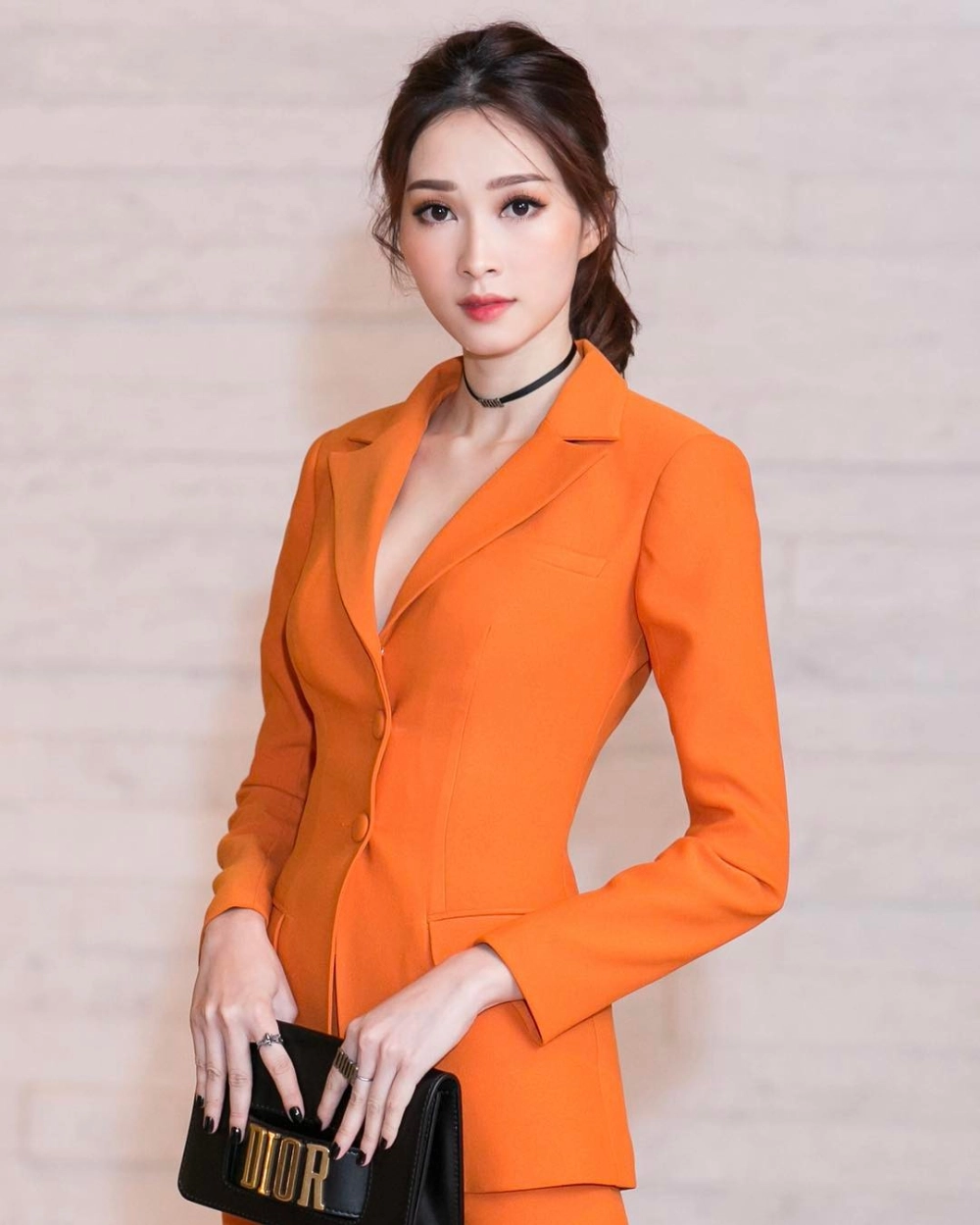 Nét duyên dáng của Phạm Thu Thảo trong thiết kế truyền thống