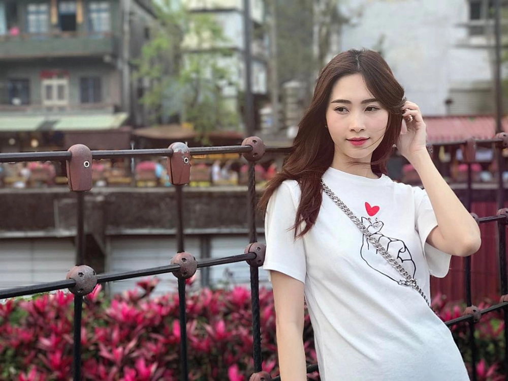 Loạt ảnh Đặng Thu Thảo mặt mộc khoe làn da căng bóng tự nhiên