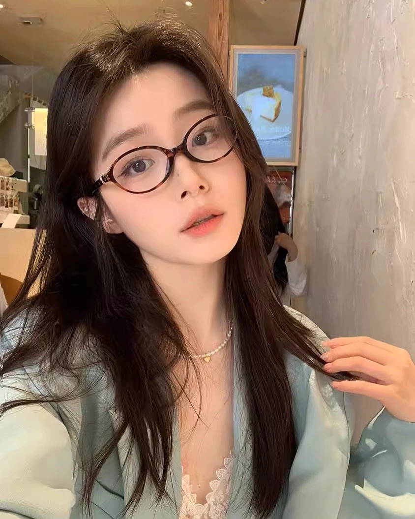 Đeo kính hình ảnh con gái cute dễ thương ngọt ngào và tinh nghịch siêu hot