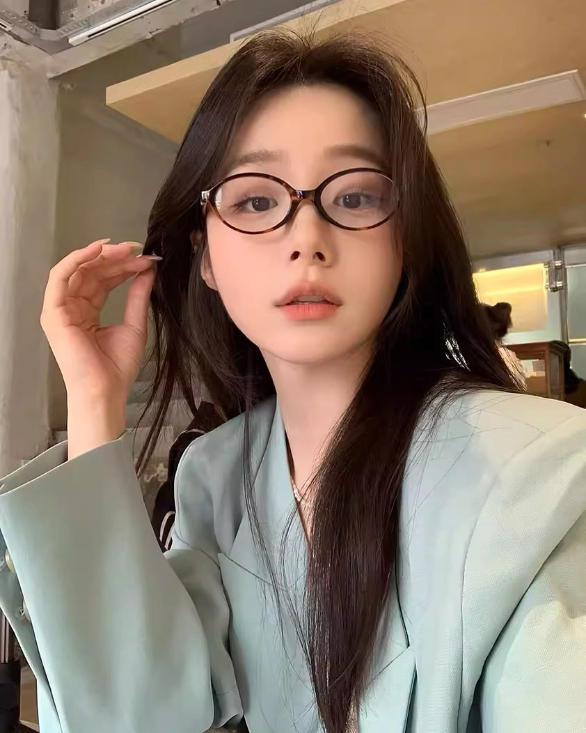 Đeo kính cute nổi bật vẻ dễ thương và đáng yêu thu hút mọi ánh nhìn