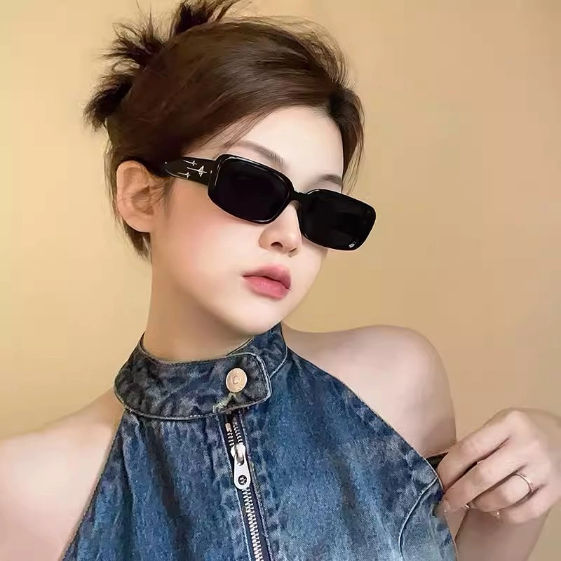 Hình ảnh gái xinh đeo mắt kính tóc ngắn trẻ trung năng động và cá tính