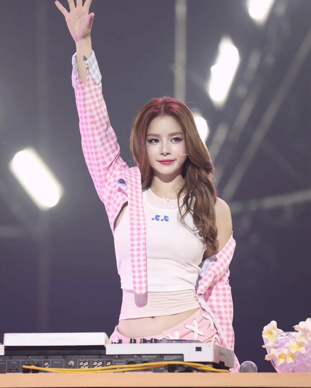 Vẻ đẹp tự nhiên của DJ Mie mặt mộc khiến fan trầm trồ