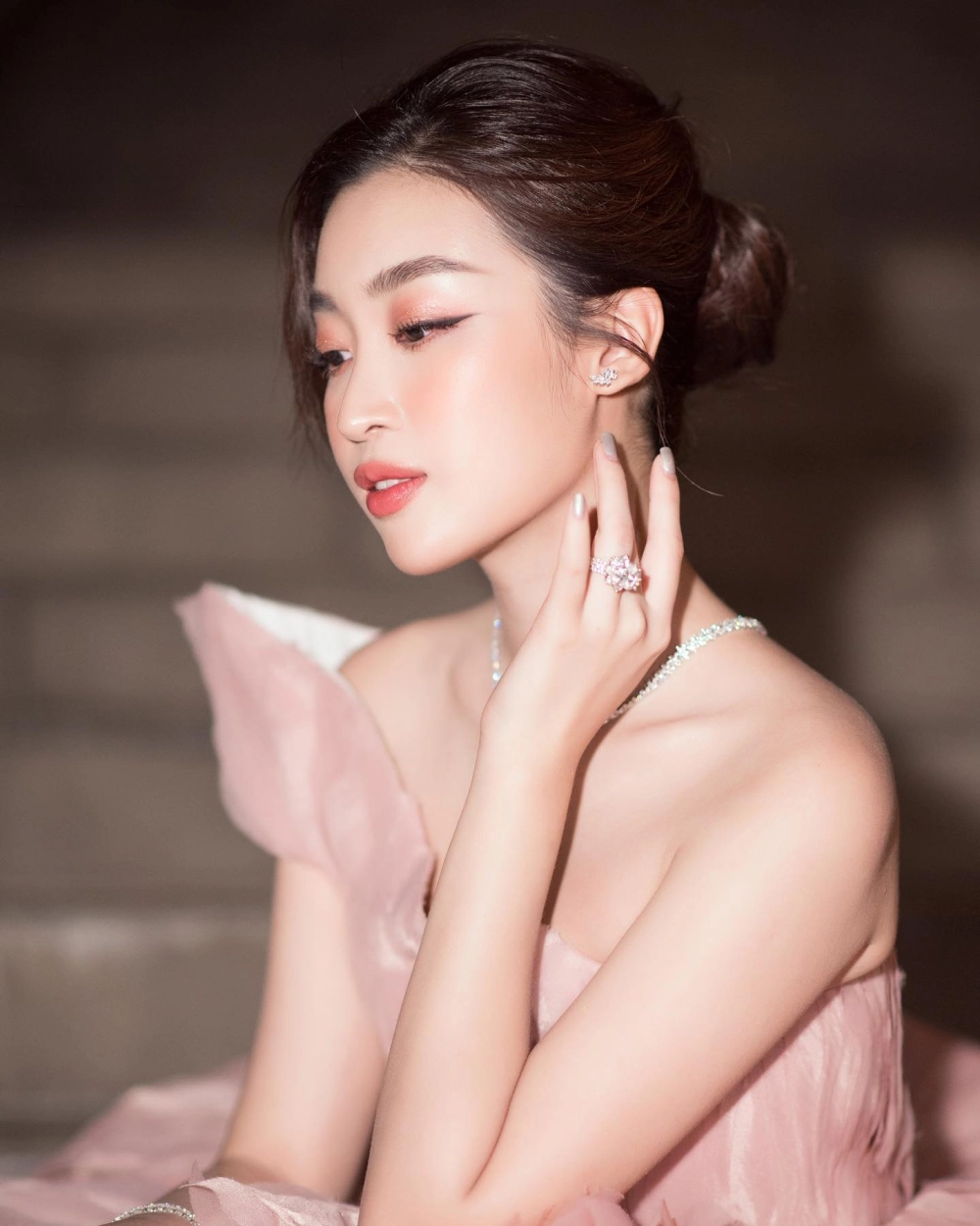 Vẻ đẹp thanh lịch của Hoa hậu Đỗ Thuỳ Linh
