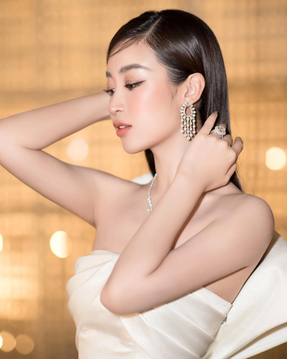 Thần thái đỉnh cao của Hoa hậu Đỗ Thùy Linh