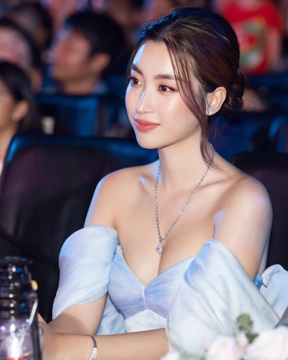 Hoa hậu Đỗ Mỹ Linh tuổi trẻ trung và tài năng