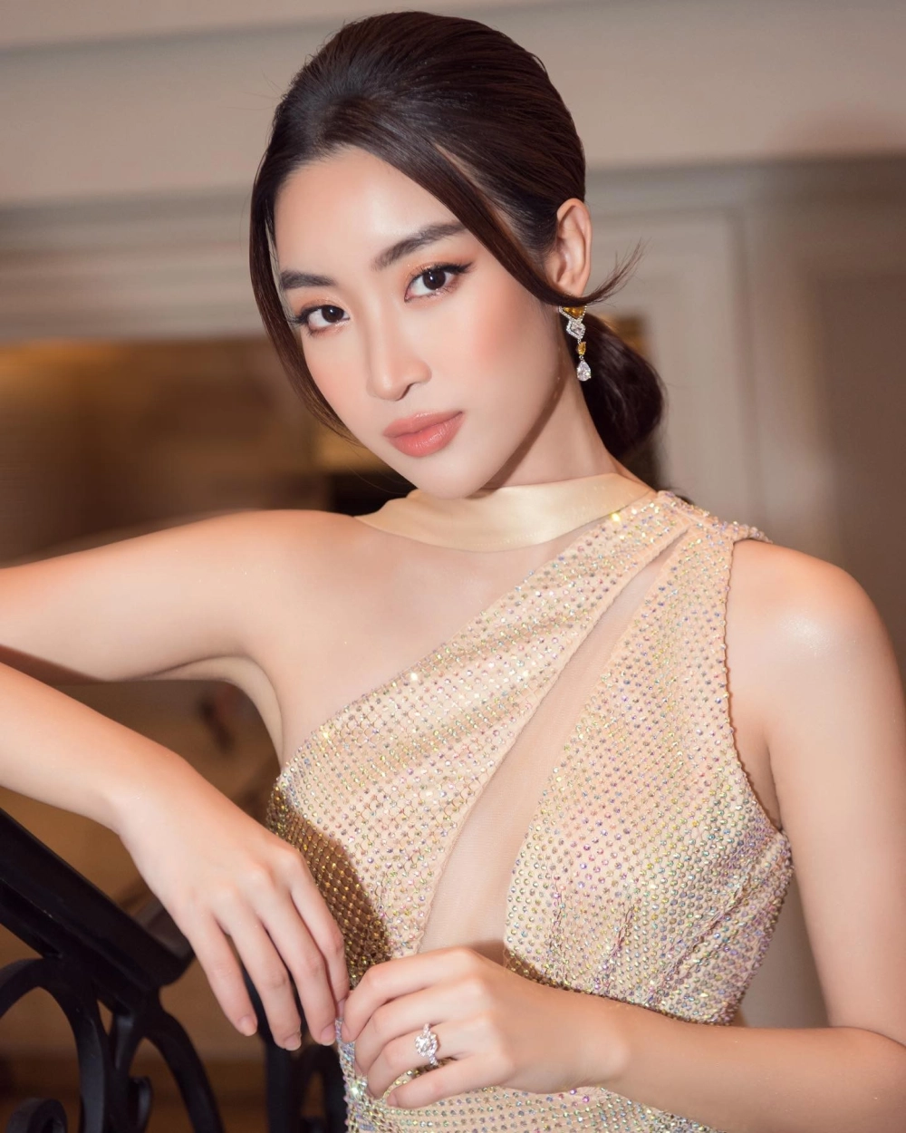 Vẻ đẹp gợi cảm của Đỗ Mỹ Linh sexy khiến fan bất ngờ
