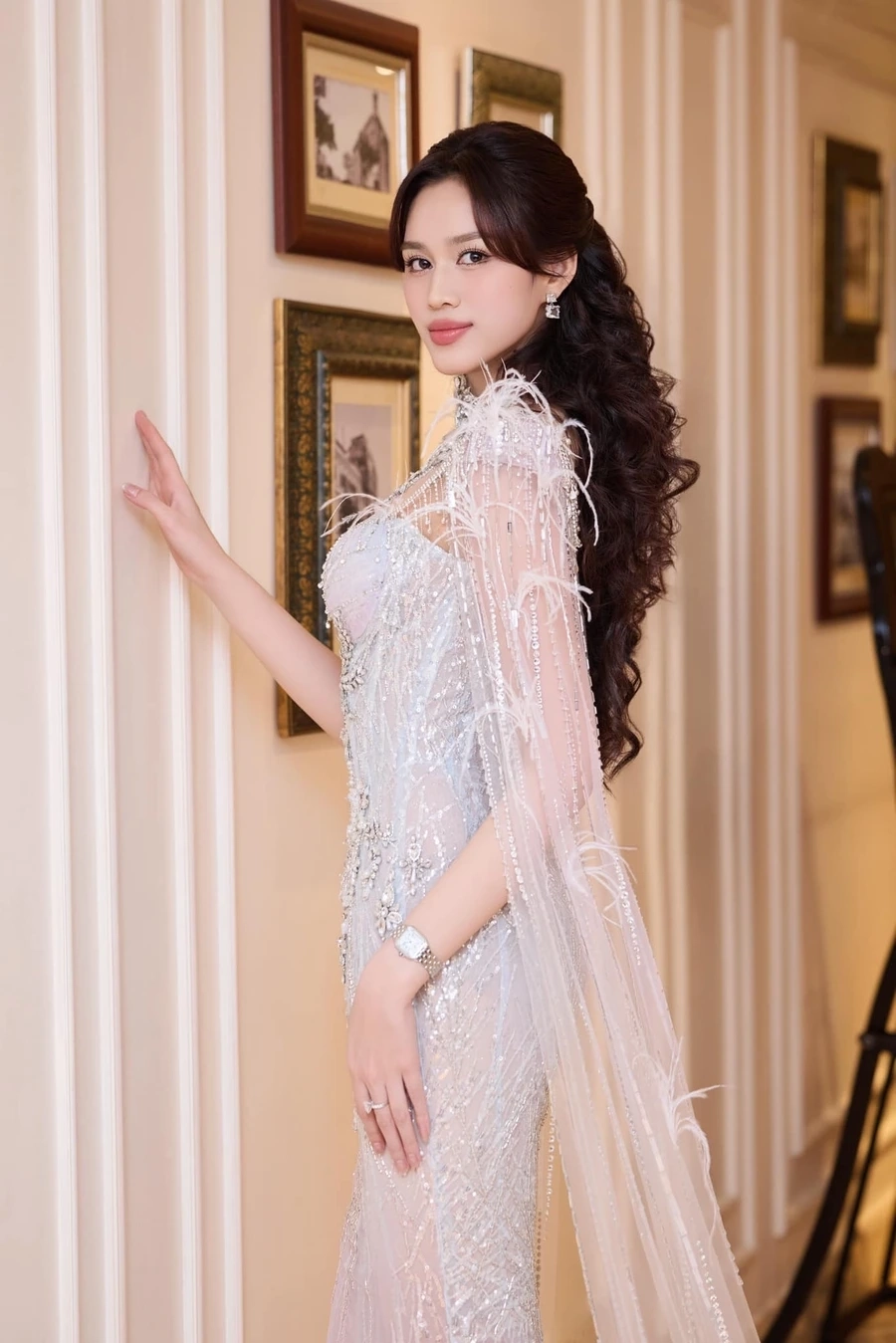 Thông tin về hoa hậu Đỗ Thị Hà được công chúng quan tâm và yêu mến