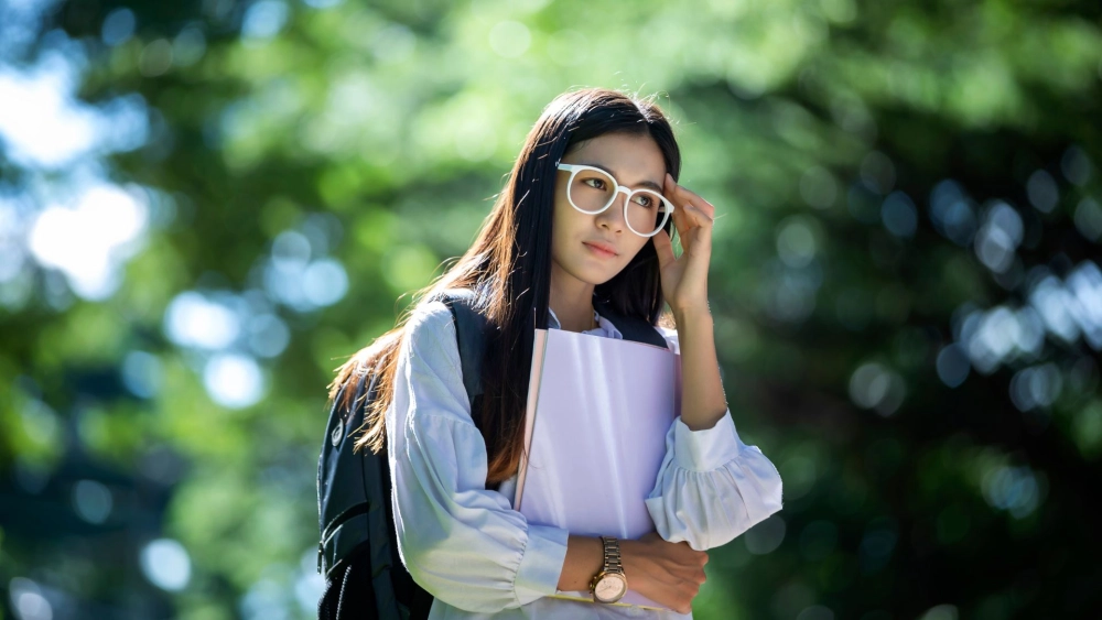 Gái xinh tóc dài đeo kính cute đầy tinh nghịch và dễ thương hút mắt
