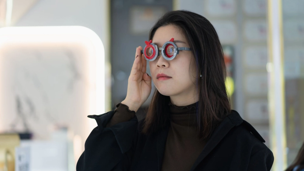 Gái cute đeo kính đáng yêu và tươi sáng mang phong cách dễ thương
