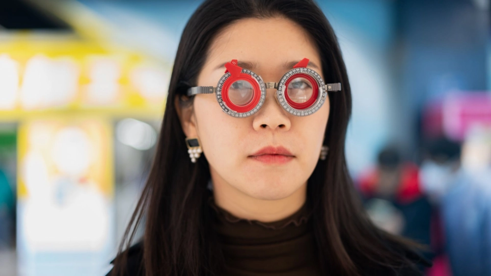 Gái xinh đeo kính cận duyên dáng và thông minh chuẩn style học đường