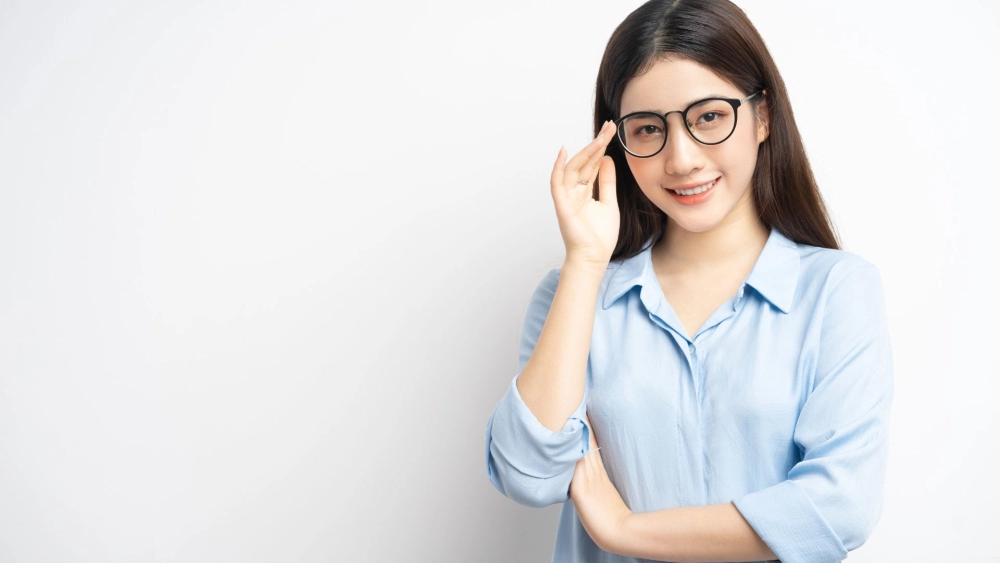 Hình gái xinh đeo kính đẹp dịu dàng với phong cách thời thượng hot trend
