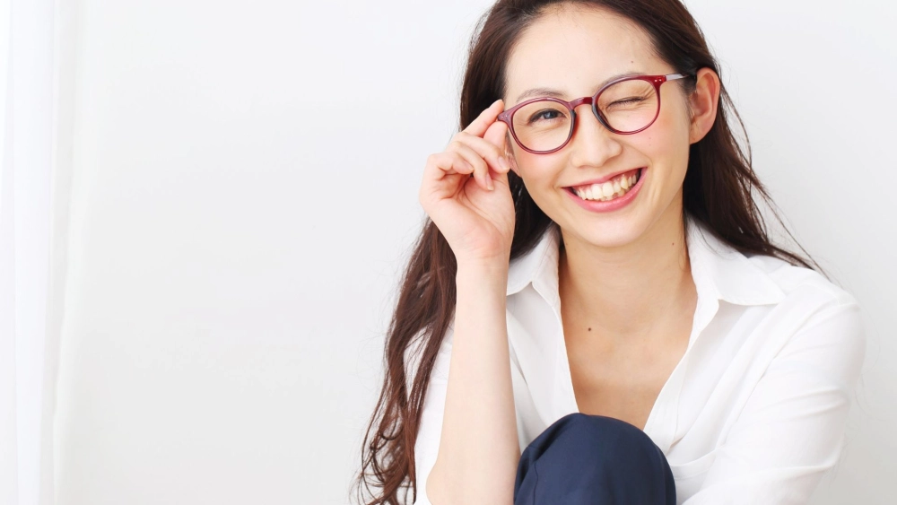 Hình gái đeo kính nổi bật nét đẹp dịu dàng và phong cách tối giản
