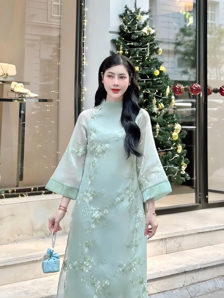Nữ sinh áo dài phi bóng nổi bật sang trọng mềm mại tạo điểm nhấn quyến rũ