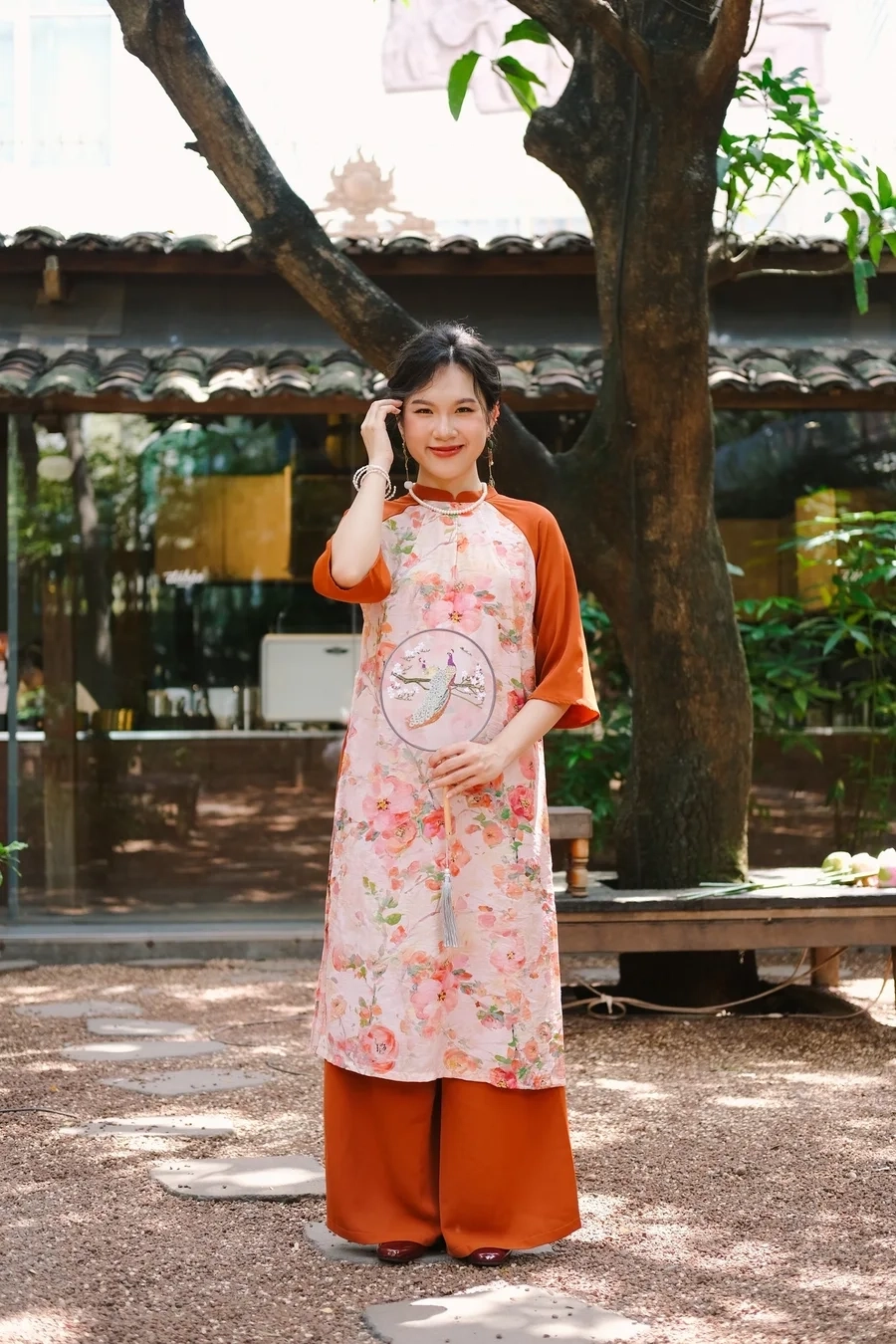 Màu áo dài tôn da sáng da bật tông làm nổi bật nét đẹp Việt