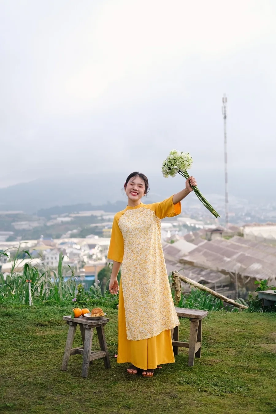 Nữ sinh áo dài mỏng nhẹ nhàng quyến rũ khéo léo khoe đường cong mềm mại