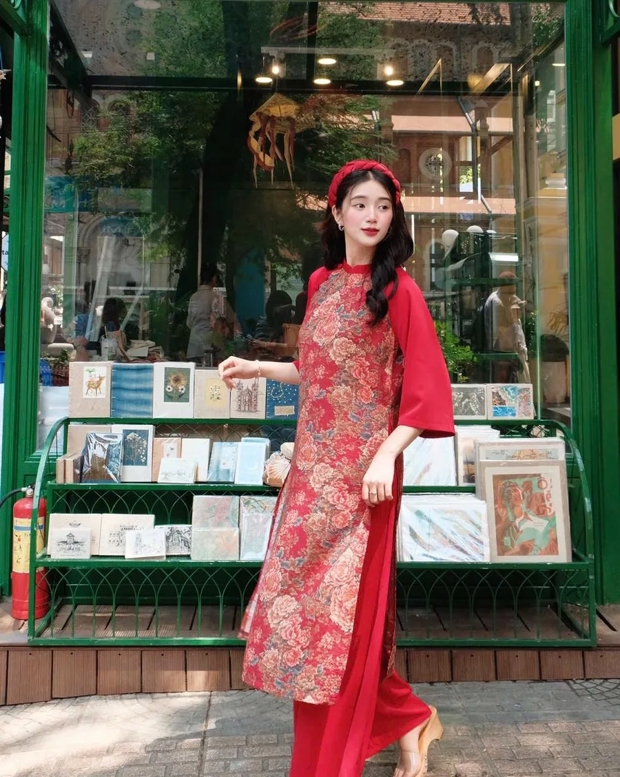 Dáng áo dài thướt tha nhẹ nhàng tôn lên nét đẹp nữ tính người Việt
