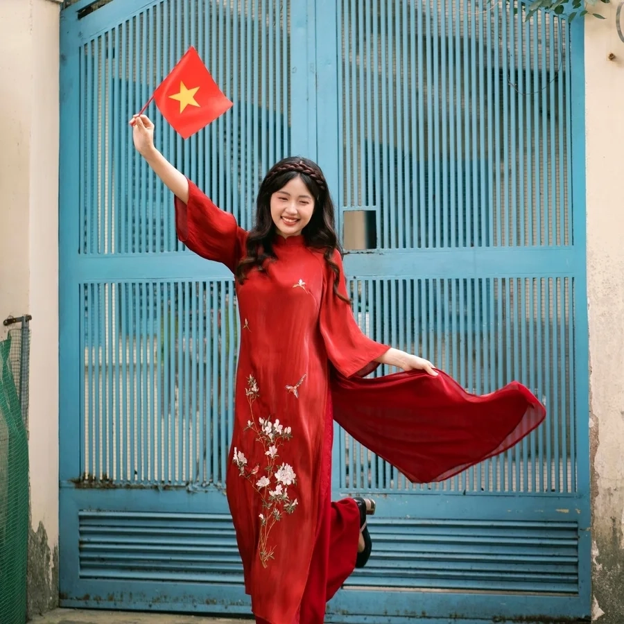 Học sinh nữ áo dài thanh thoát nhẹ nhàng mang nét đẹp học đường Việt