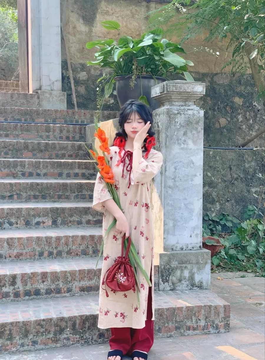 Ảnh gái xinh mặc áo dài dịu dàng nổi bật phong cách nữ sinh Việt