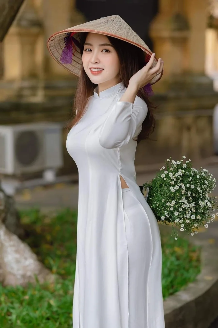 Gái xinh mặc áo dài mỏng dịu dàng nhẹ nhàng mà vẫn quyến rũ