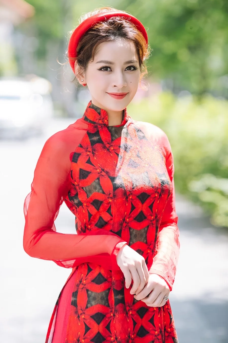 Gái đẹp mặc áo dài thanh lịch duyên dáng tôn lên vẻ đẹp Việt Nam