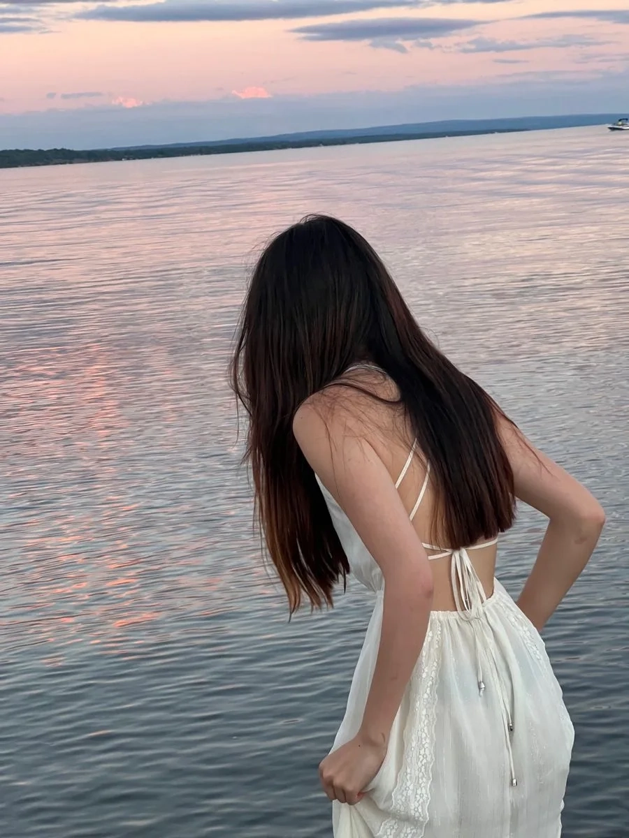 Ảnh gái đẹp tóc dài che mặt dịu dàng nhẹ nhàng nhưng đầy thu hút