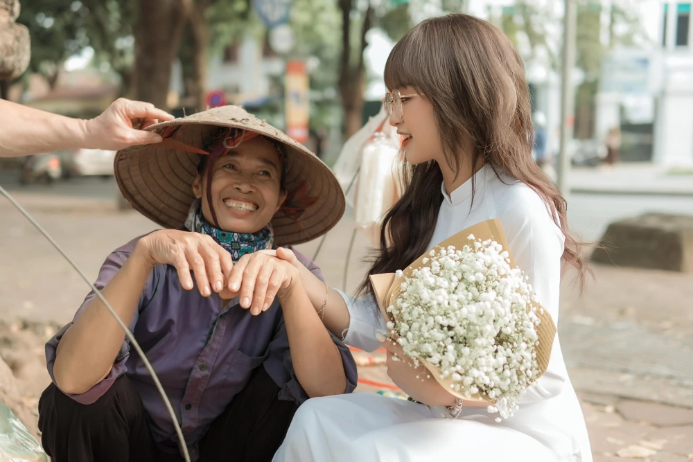 Hé lộ danh tính Bạn Gái Gấm Kami